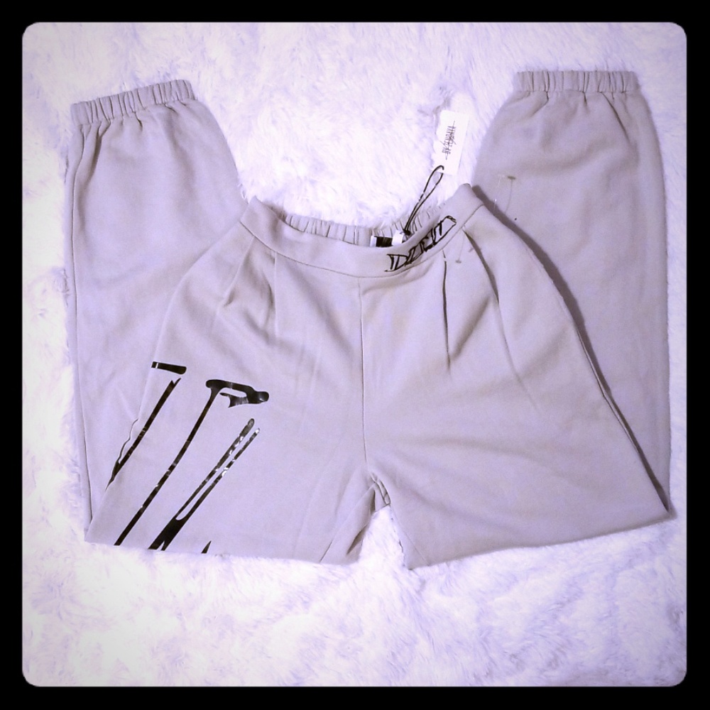 BRAND NEW pleated sweatpant by Daya by Zendaya. Ne